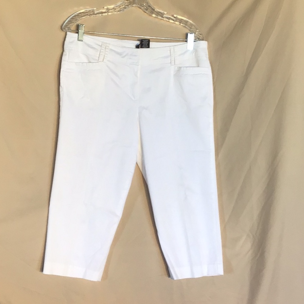 New Directions White Capri Pants Summer Style